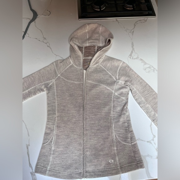 MOUNTAIN HARDWEAR Women's
Wool Blend Athletic Hooded
Sweater - Picture 2 of 8